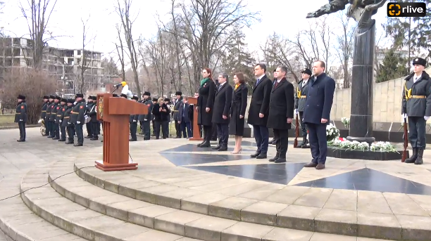 Președintele Parlamentului, Igor Grosu, depune flori la Monumentul Maica Îndurerată
