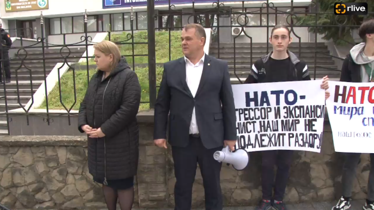 Protest anti-NATO la Chișinău, organizat de deputații neafiliați Alexandr Nesterovschi și Irina Lozovan