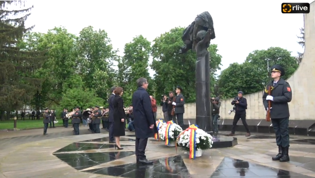 Președintele Maia Sandu, președintele Parlamentului, Igor Grosu și prim-ministrul Dorin Recean, depun flori la Complexul Memorial „Eternitate”, pentru comemorarea celor căzuți în cel de-al Doilea Război Mondial