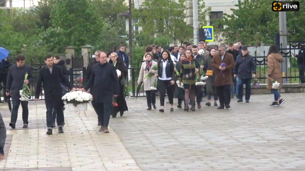 Conducerea Primăriei Chișinău depune flori la Complexul Memorial „Eternitate”, în contextul marcării la 9 mai a Zilei Victoriei