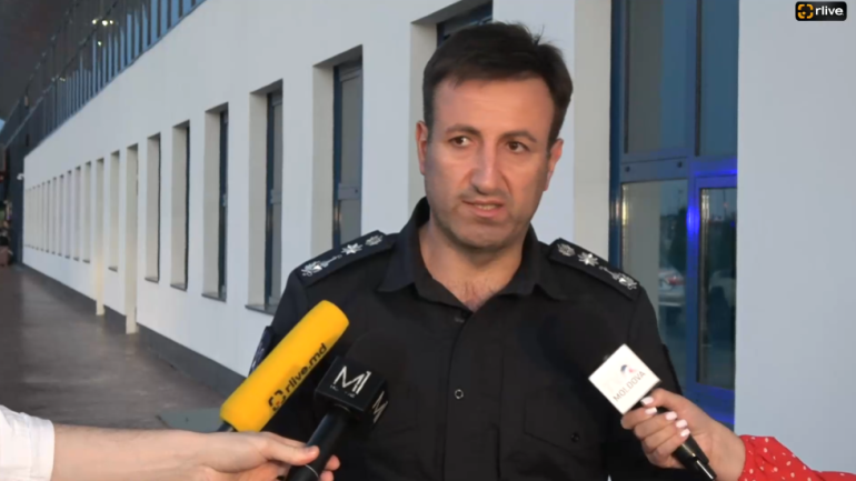 Inspectoratului General al Poliției, Viorel Cernăuțeanu susține la Aeroportul Internațional Chișinău un briefing de presă