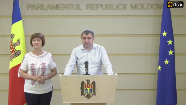 Deputații Fracțiunii parlamentare a Partidului Acțiune și Solidaritate susțin un briefing de presă