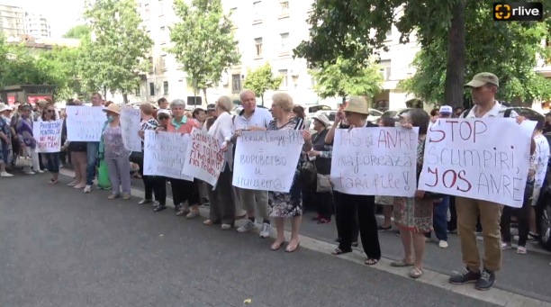 Membrii și susținătorii Partidului „ȘOR” protestează în fața sediului ANRE. Cetățenii cer autorității să reducă tarifele pentru gazele naturale