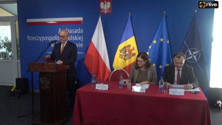 Ambasadorul Poloniei la Chișinău, Tomasz Kobzdej, și șefa Oficiului de legătură NATO în Republica Moldova, Michaela Šimáková, susțin un briefing de presă dedicat rezultatelor Summitului NATO de la Vilnius