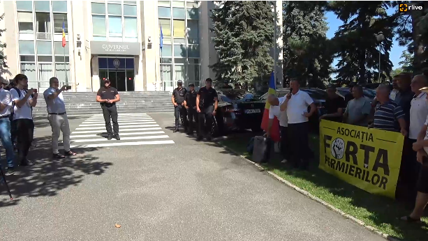 Agricultorii protestează la Guvern