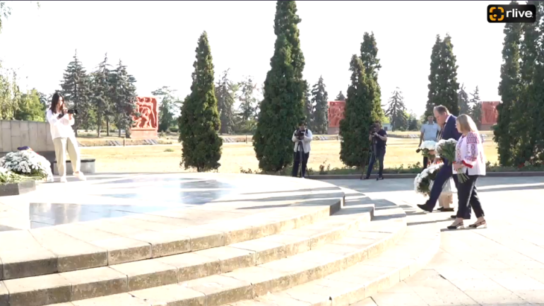 Administrația Primăriei Municipiului Chișinău depune flori la monumentul „Maica Îndurerată” de la Complexul Memorial „Eternitate” cu prilejul Sărbătorii Naționale „Ziua Independenței Republicii Moldova”
