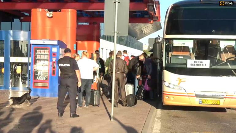 Live de la Aeroport, unde Diplomații Ruși pleacă acasă