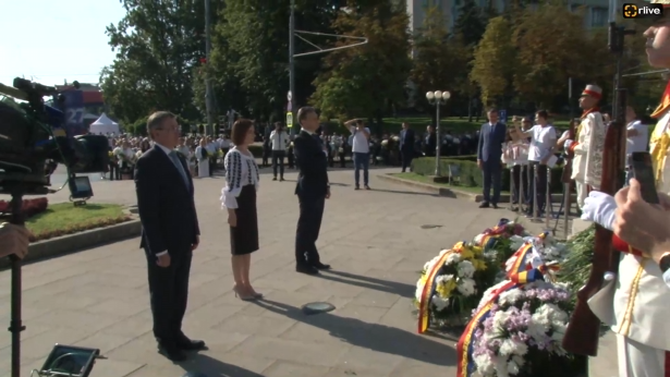 Depuneri de flori la monumentul lui Ștefan cel Mare cu prilejul Sărbătorii Naționale „Ziua Independenței Republicii Moldova”