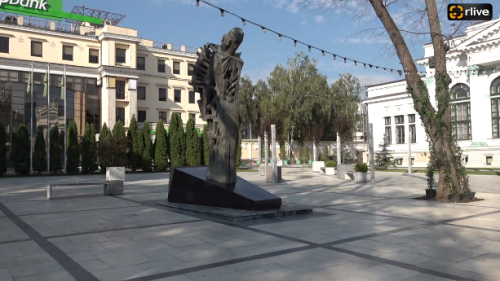 Depuneri de flori la monumentul lui Mihai Eminescu din scuarul Teatrului Național „Mihai Eminescu”