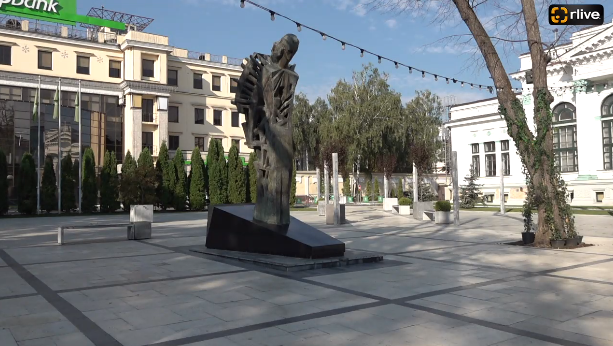 Agenda - Depuneri de flori la monumentul poetului Mihai Eminescu din scuarul TNME și la bustul de pe Aleea Clasicilor