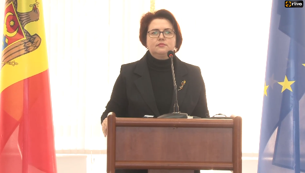 Secretarul de Stat al Ministerului Educației și Cercetării Valentina Olaru susține o conferință de presă referitor la calcularea sporurilor salariale specifice pentru angajații din sistemul educațional