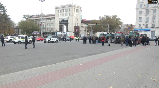 Agricultorii protestează la Guvern