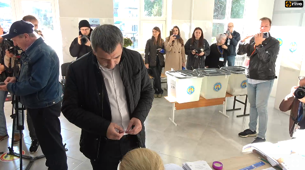 Rlive Alegeri 2023 Exercitarea Votului De Către Candidatul Pas La Funcția De Primar General Al 3913