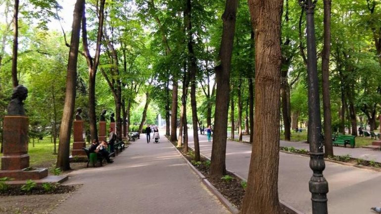 Depuneri de flori la busturile scriitorilor de pe Aleea Clasicilor din Grădina Publică „Ștefan cel Mare și Sfânt”