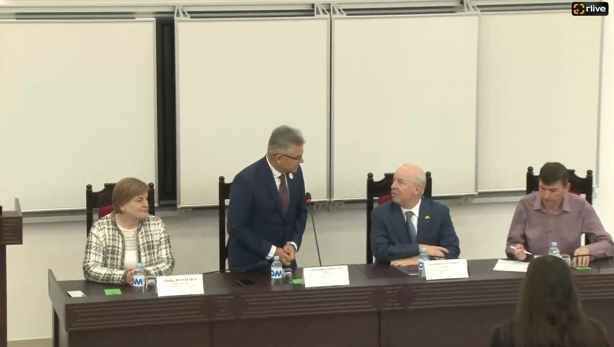 Ambasadorul Kent Logsdon ține un discurs în fața studenților Universității de Stat din Moldova, facultatea de relații internaționale unde va vorbi despre relațiile moldo-americane