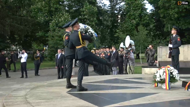 Depuneri de flori la Complexul memorial „Eternitate” împreună cu Președintele Parlamentului, Igor Grosu, și Comisarul european Johannes Hahn