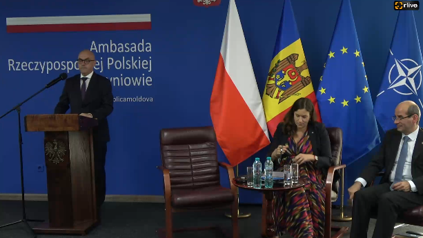 Briefing susținut de Valeriu Mija, secretar de stat al Ministerului Afacerilor Externe al Republicii Moldova, Michaela Guerard Šimák, șeful Biroului de legătură NATO și Tomasz Kobzdej, ambasadorul Republicii Polone