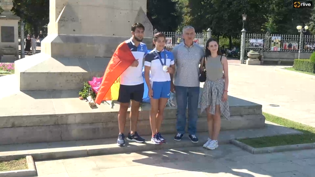 Lotul olimpic, în frunte cu medaliații Jocurilor Olimpice, Anastasia Nichita și Serghei Tarnovschi, depun flori la Monumentul lui Ștefan cel Mare