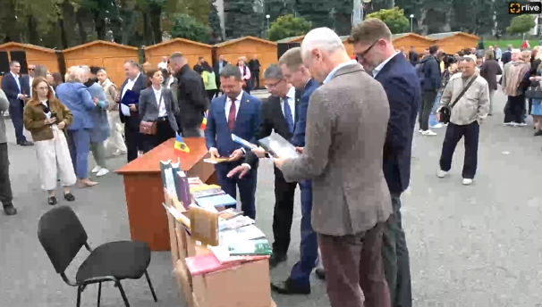 Agenda - Donație pentru 300 de biblioteci din Moldova. 100 000 de cărți donate de Departamentul pentru Relația cu Republica Moldova