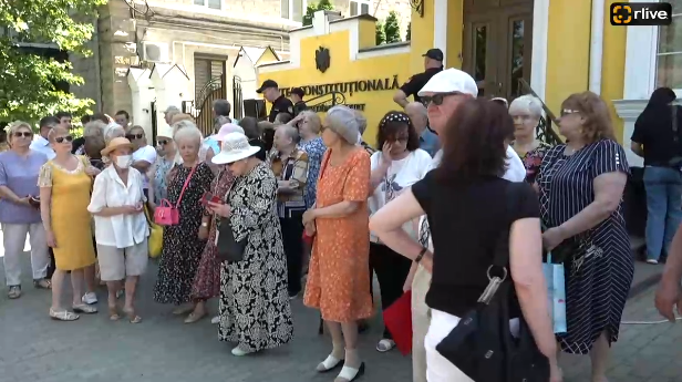 Acțiune de protest organizată de Partidul Socialiștilor din Republica Moldova în fața Curții Constituționale