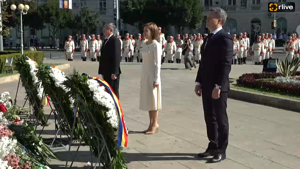 Depuneri de flori la  Monumentul Domnitorului Ștefan cel Mare și Sfânt cu ocazia Zilei Independenței Republicii Moldova