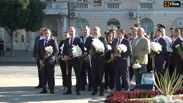 Primarul General, Ion Ceban depune flori la Monumentul Domnitorului Ștefan cel Mare și Sfânt cu ocazia Zilei Independenței Republicii Moldova