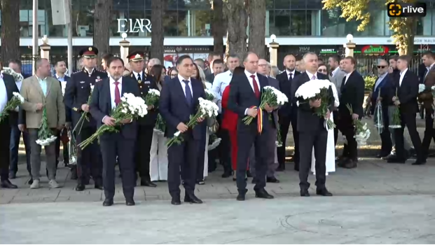 Primarul General, Ion Ceban depune flori la Monumentul Maica Îndurerată de la Complexul Memorial „Eternitate” cu ocazia Zilei Independenței Republicii Moldova