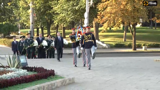 Depuneri de flori la monumentul lui Ștefan cel Mare și Sfânt cu prilejul Zilei Armatei Naționale