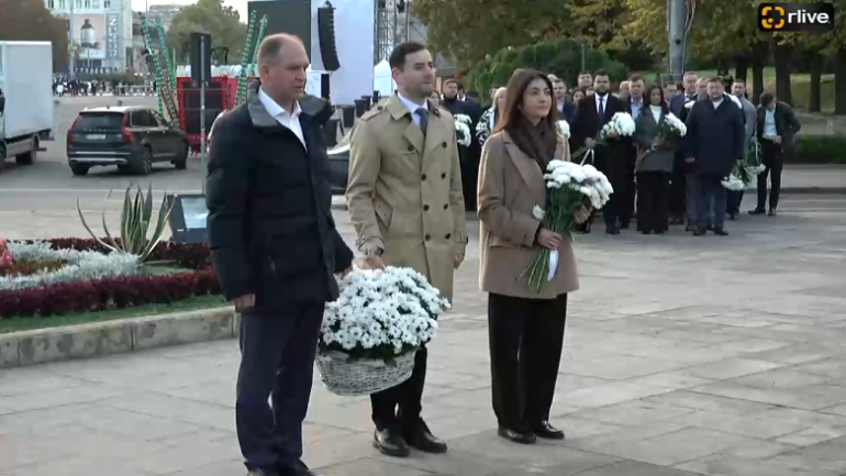 Depunere de flori la Monumentul lui Ștefan cel Mare și Sfânt de Hramul Orașului Chișinău