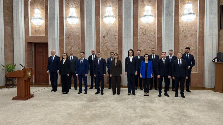 Ceremonia de depunere a jurământului de către membrii Guvernului condus de Alexandru Munteanu