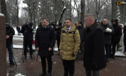 Depuneri de flori la bustul poetului Mihai Eminescu de pe Aleea Clasicilor Literaturii Române