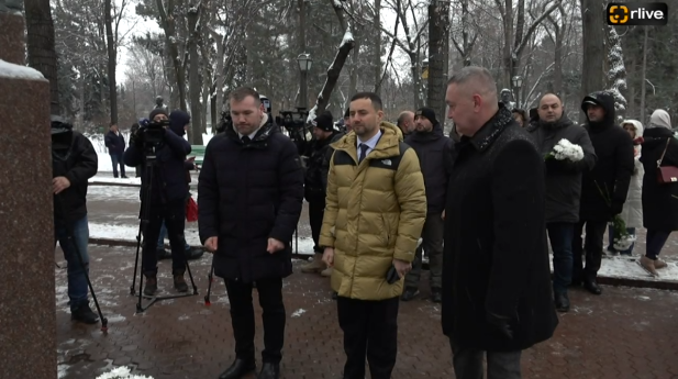 Agenda - Depuneri de flori la bustul poetului Mihai Eminescu de pe Aleea Clasicilor Literaturii Române