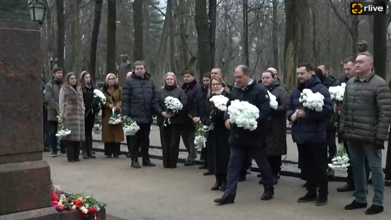 Agenda - Depuneri de flori la bustul poetului Grigore Vieru de pe Aleea Clasicilor din Grădina Publică Ștefan cel Mare și Sfânt