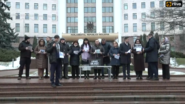 Flashmob organizat de partidul Mișcării Alternative Naționale în fața Parlamentului Republicii Moldova, în cadrul campaniei „Plătește tu”
