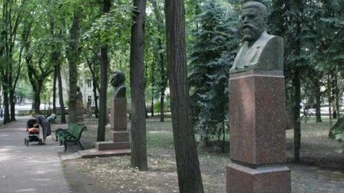 Depuneri de flori la busturile scriitorilor de pe Aleea Clasicilor Limbii Române din Grădina Publică „Ștefan cel Mare și Sfânt”