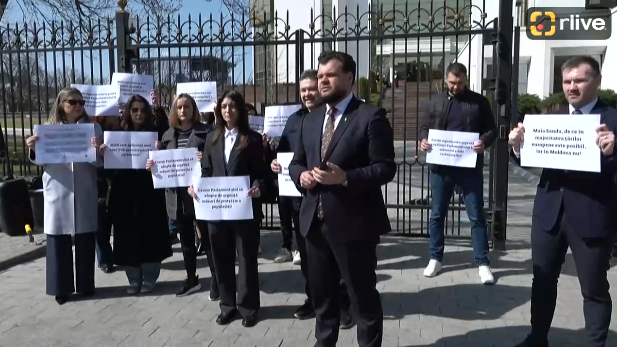 Flashmob organizat de Mișcarea Alternativa Națională în fața Președinției Republicii Moldova