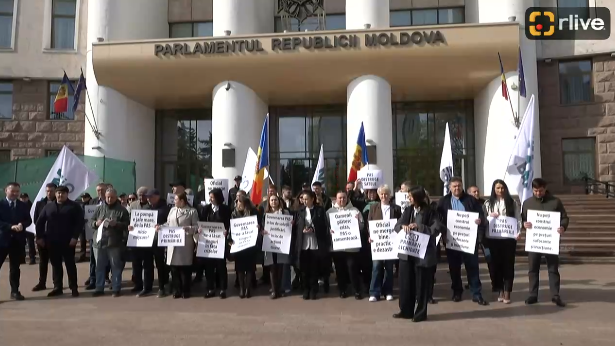 Agenda - Flashmob organizat de reprezentanții Partidului Politic Mișcarea Alternativa Națională cu genericul „Coridorul rușinii”, în fața Parlamentului Republicii Moldova