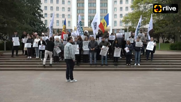 Agenda - Flashmob organizat de reprezentanții Partidului Politic Mișcarea Alternativa Națională cu genericul „Coridorul rușinii”, în fața Parlamentului Republicii Moldova