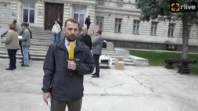 Agenda - ORA de LIVE cu TRAIAN de la flashmobul național dedicat comemorării a 80 ani de la foametea organizată în anii 1946-1947 cu genericul ”O lumină și un hulubaș de pâine”