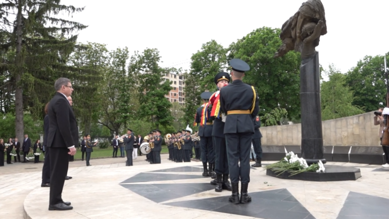 Agenda - Conducerea statului depune flori la complexul Memorial ETERNITATE
