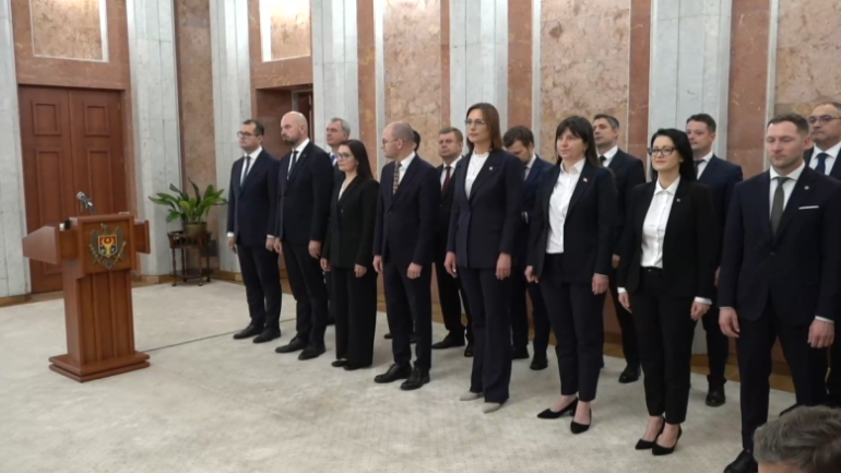 Ceremonia oficială de depunere a jurământului de către noul Cabinet de miniștri, condus de Prim-ministrul Vasile Tofan